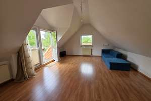 Charmante 4-Zimmer-Dachgeschosswohnung in Hamburg-Sülldorf – Die vollständige Adresse der Immobilie erhältst du vom Anbieter., 22589 Sülldorf, Hamburg – Vorschaubild 2