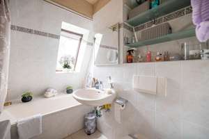 🍀 Zuhause im Glück - helle 3 Zimmer DG Wohnung mit Süd Ost Balkon, Stellplatz und Blick ins Grüne – 12207 Lichterfelde, Berlin – Vorschaubild 10