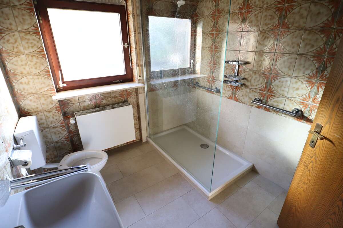 Immobilie in Ingelfingen - Großzügiges Einfamilienhaus mit vermieteter Einliegerwohnung, Garagen & naturnaher Ruhelage - Bild 2