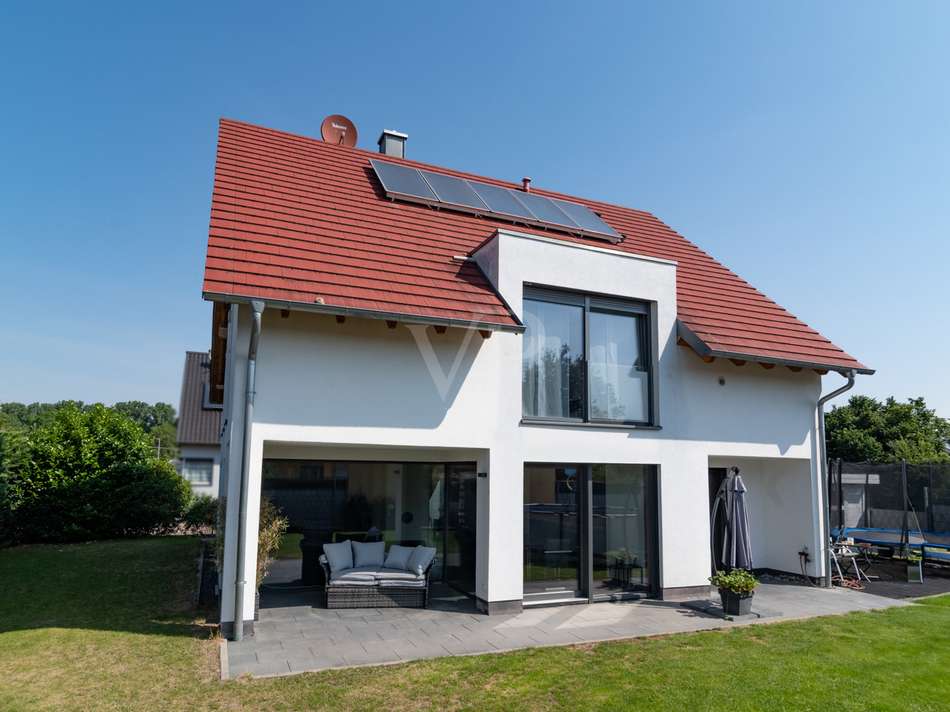 Südseite mit Terrasse und Gart