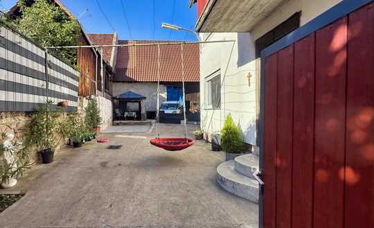 Gepflegtes Einfamilienhaus mit frischen Böden, Scheune und vielseitigem Hof