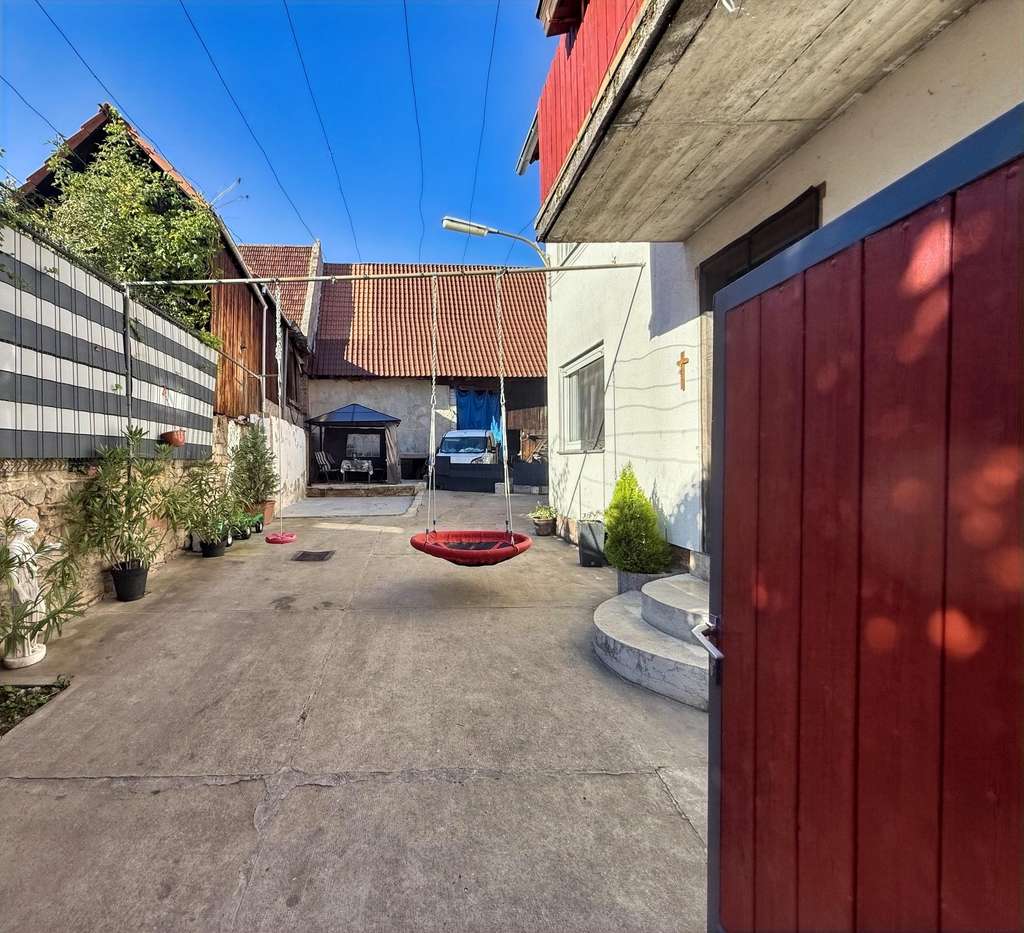 Immobilie in Steinweiler - Gepflegtes Einfamilienhaus mit frischen Böden, Scheune und vielseitigem Hof - Bild 0