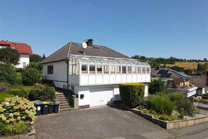 Lichtdurchfluteter Bungalow in Bestlage – mit traumhaftem Wintergarten – Die vollständige Adresse der Immobilie erhältst du vom Anbieter., 37297 Berkatal – Vorschaubild 1