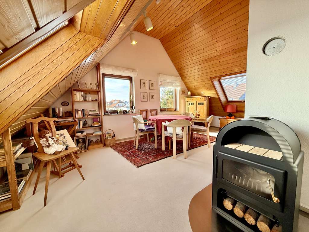 Immobilie in Welzheim - Charmantes Dachgeschoss –  hell, offen und mit Charakter! - Bild 1