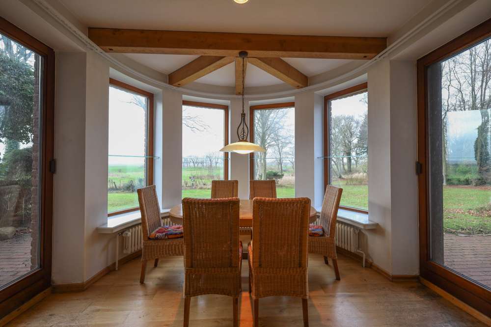 Immobilie in Wolmersdorf - Exklusives Architektenhaus mit parkähnlichem Grundstück und Weitblick in Wolmersdorf - Bild 2