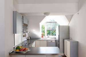 Großzügige 4-Zimmer-Dachgeschosswohnung mit beeindruckender Raumhöhe, Kamin und zwei Balkonen – Die vollständige Adresse der Immobilie erhältst du vom Anbieter., 81827 Waldtrudering, München – Vorschaubild 9