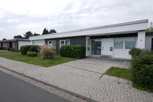 Wohnen auf einer Ebene: Bungalow mit großem Garten und Doppelgarage in ruhiger Lage von Herten – Die vollständige Adresse der Immobilie erhältst du vom Anbieter., 45701 Herten – Vorschaubild 2