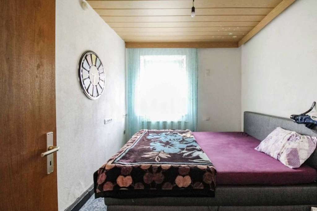 Immobilie in Feuchtwangen - Entwickelbares Wohn und Geschäftshaus mit zwei Wohneinheiten und einer Gewerbeeinheit in zentraler L - Bild 3