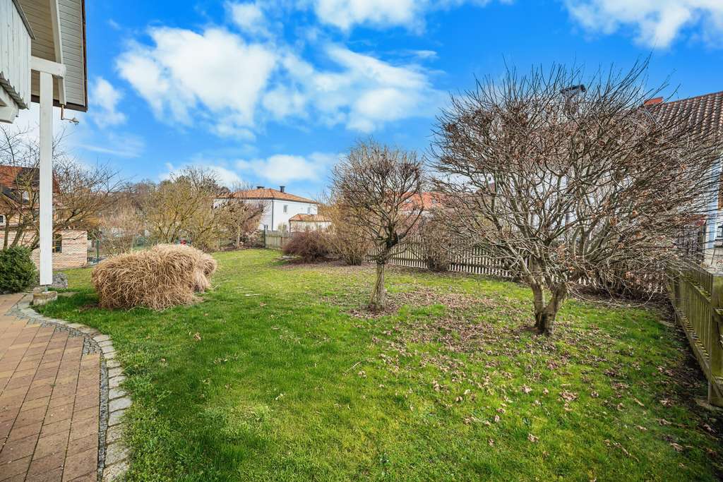 Immobilie in Aiglsbach - Attraktives Einfamilienhaus mit großem Grundstück und Doppelgarage in ruhiger Wohnlage von Aiglsbach - Bild 4