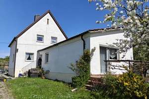Charmantes Einfamilienhaus mit 650 m² Grundstück, Doppelgarage und freiem Blick ins Grüne