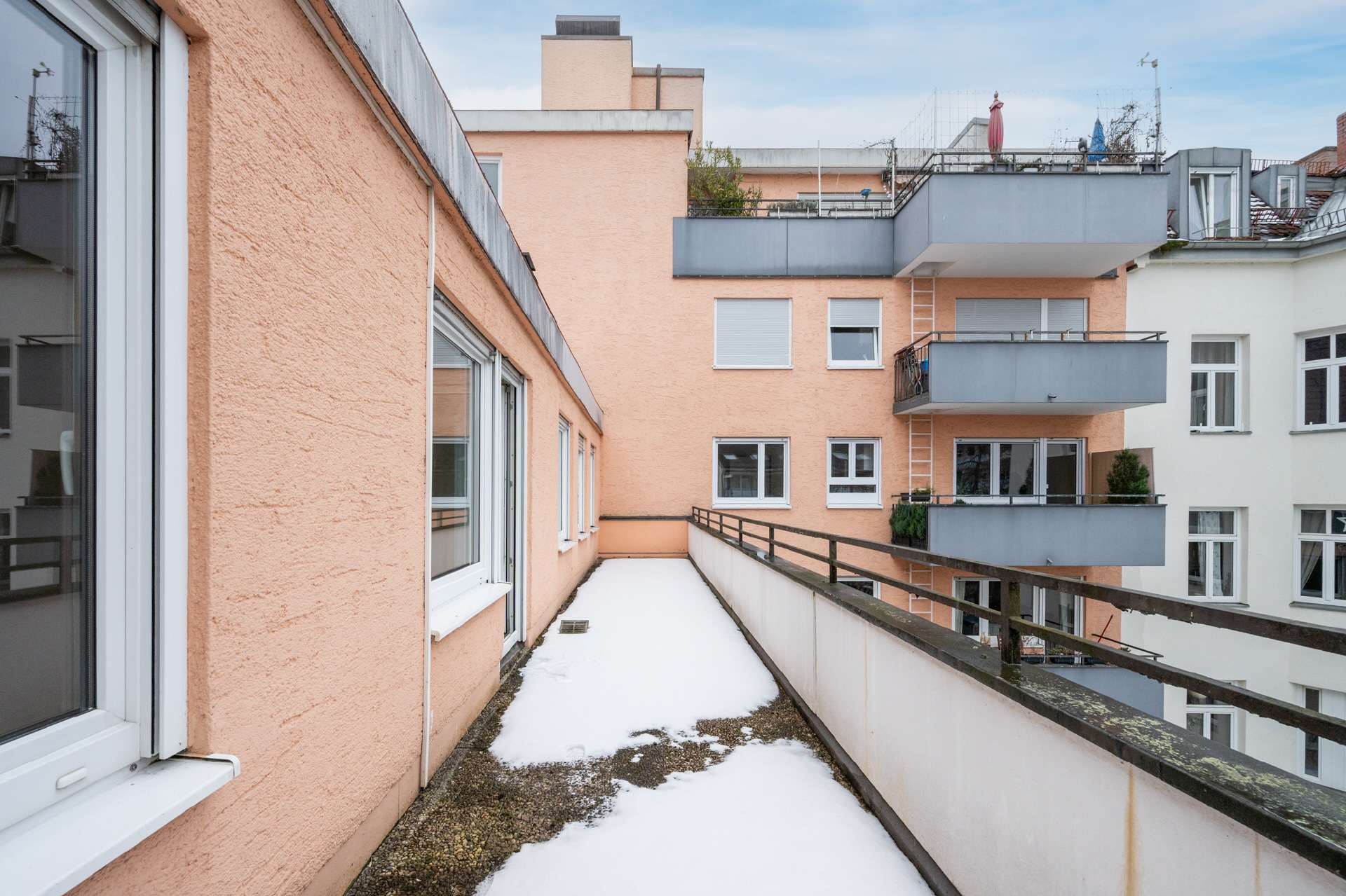AIGNER - Attraktive 2-Zimmer-Wohnung mit Terrasse und Gestaltungsspielraum in Schwabing-West, München – Bild 2