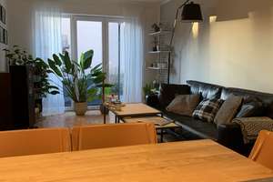Stilvolle 2-Zimmer-EG-Wohnung mit Einbauküche 3-türigen Schiebetürenschrank, Terrasse und Garten – Kirchplatz 11a, 85051 Süd, Ingolstadt – Vorschaubild 4