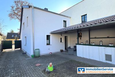 Charmante, umfassend modernisierte Haushälfte mit Nebengebäude und privatem Hof