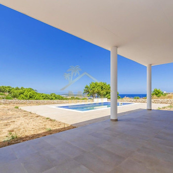 CHALET ZU VERKAUFEN AUF MENORCA MIT AUSBLICK UND PRIVATEM POOL