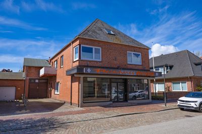 Wohn- und Geschäftshaus mit großer Betreiberwohnung und vielseitiger Gewerbefläche in Lunden