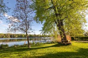 Ein Rückzugsort am Wasser – architektonisch klar, außergewöhnlich offen