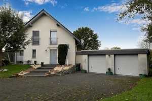 Modern, viel Platz &amp; großzügiges Grundstück:
Zweifamilienhaus mit Doppelgarage in Erwitt... – Soest (Kreis) – Vorschaubild 1