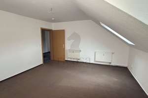 Kapitalanlage mit Perspektive! 2-Raum-Dachgeschosswohnung mit Entwicklungspotential im Erzgebirge – Die vollständige Adresse der Immobilie erhältst du vom Anbieter., 9235 Burkhardtsdorf – Vorschaubild 2