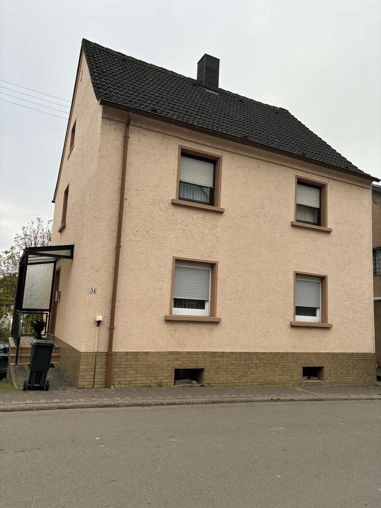 Immobilie in Rieschweiler-Mühlbach - Renovierungsbedürftiges 6-Zimmer Einfamilienhaus mit Garage in Rieschweiler-Mühlbach - Bild 0