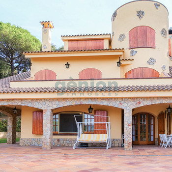 Haus in Sant Feliu de Buixalleu. Anwesen mit 500 m² Wohnfläche und 6,50 ha Grundstück.