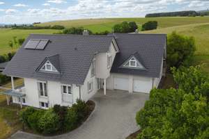 Ökologische Villa mit großem Garten, Wärmepumpe in neuwertigen Zustand für Familie und Beruf – Eggenbergstraße 4, 96155 Buttenheim – Vorschaubild 4
