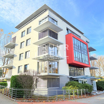 Exklusiv über RUHR REAL | Moderne Bürovilla am Stadtwald | Zwei Balkone