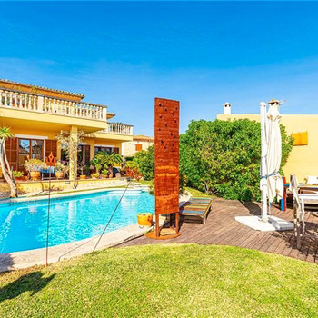 Haus mit Pool und Garten auf einem ca. 442m2 großen Grundstück mit Panoramablick