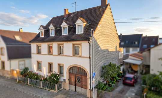 Mehrfamilienhaus mit Potenzial in Neureut – Sanierungsobjekt für Kapitalanleger und Eigennutzer