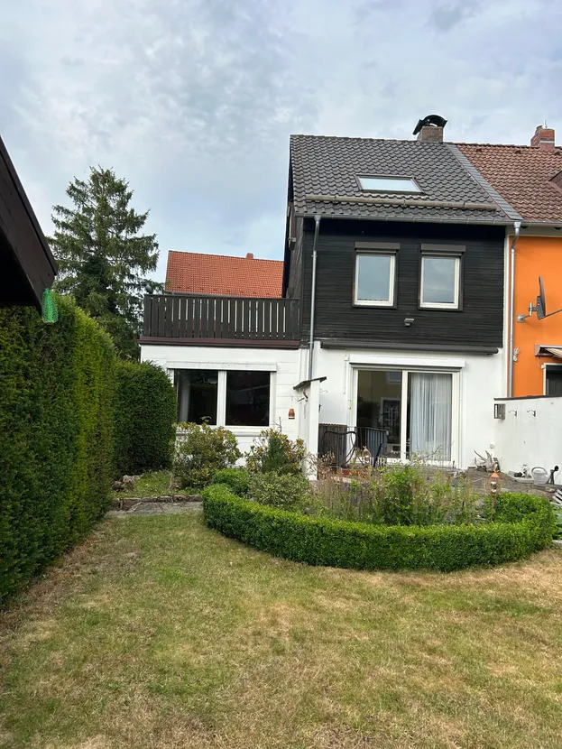 Gemütliches Reihenendhaus mit XL-Dachterrasse, Terrasse, Garten und zwei Garagen – Hausansicht