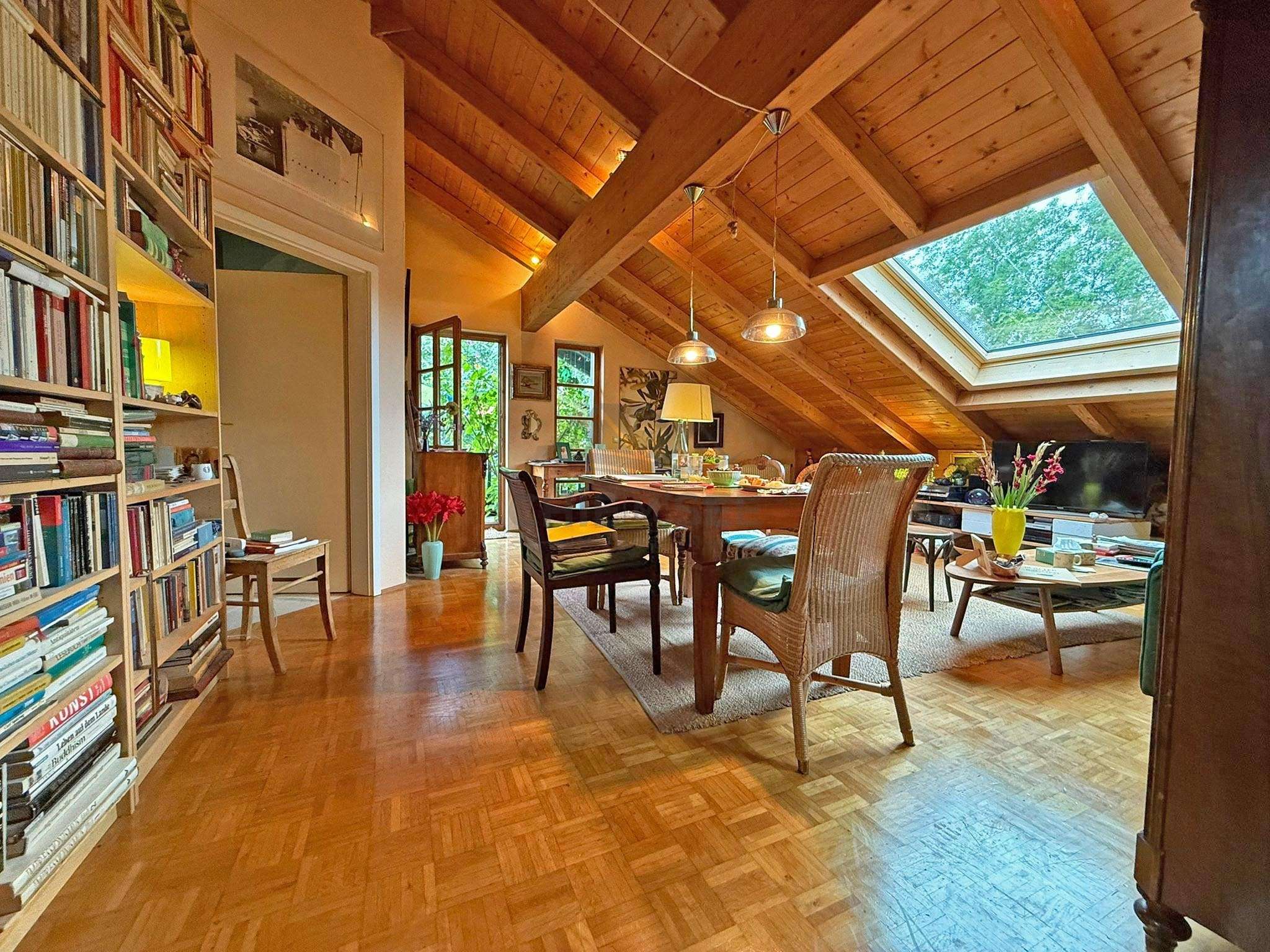 Immobilie in Übersee - Charmante Dachgeschosswohnung mit 3 Zimmern im schönen Zentrum von Übersee - Bild 1