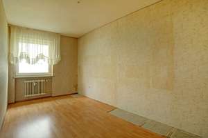 Nicht aufwendig zu renovieren: 3-Zimmer-Wohnung mit Balkon und eigenem Garagenplatz – Die vollständige Adresse der Immobilie erhältst du vom Anbieter., 80939 Freimann, München – Vorschaubild 7