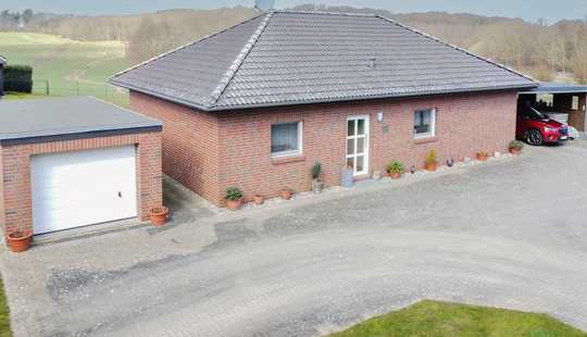 Bild von Malerischer Feldblick: Gepflegter Bungalow mit Garten, einer Garage und einem Carportstellplatz