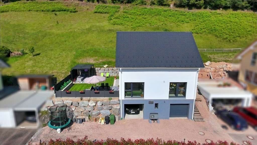 Immobilie in Hornberg - Modernes Wohnen mit Weitblick - Neuwertiges Einfamilienhaus mit großem Garten, Keller und Garagen - Bild 3