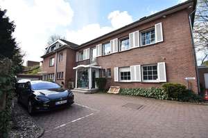 40 qm Terrasse! 4-Zimmer-Wohnung  mit EBK, Kamin & Doppelgarage für gehobene Ansprüche – Niederrheinstraße 16a, 40474 Stockum, Düsseldorf – Vorschaubild 1