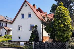 PROVISIONSFREI: Zweifamilienhaus in familienfreundlicher Lage von Coburg-Scheuerfeld. Sofort frei. – Nicolaus-Zech-Str. 38, 96450 Scheuerfeld, Coburg – Vorschaubild 2