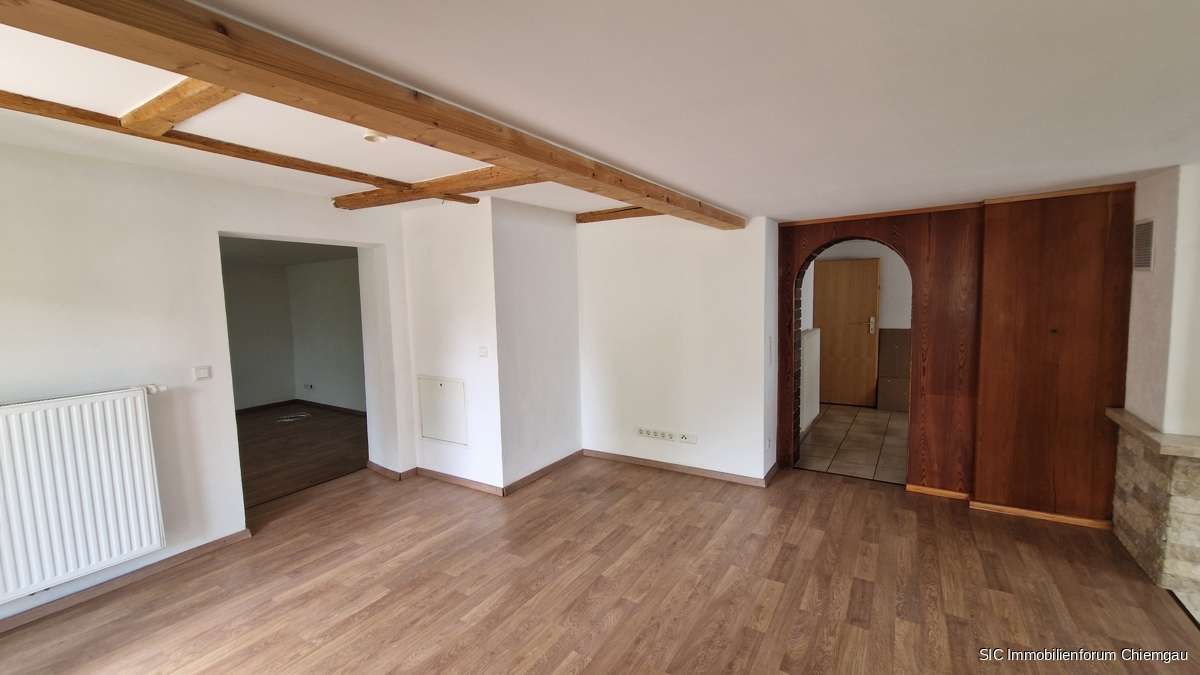 Immobilie in Obing - Ehemaliges Bauernhaus in zentraler Wohnlage mit 2 großen Wohnungen in Obing am See! - Bild 2