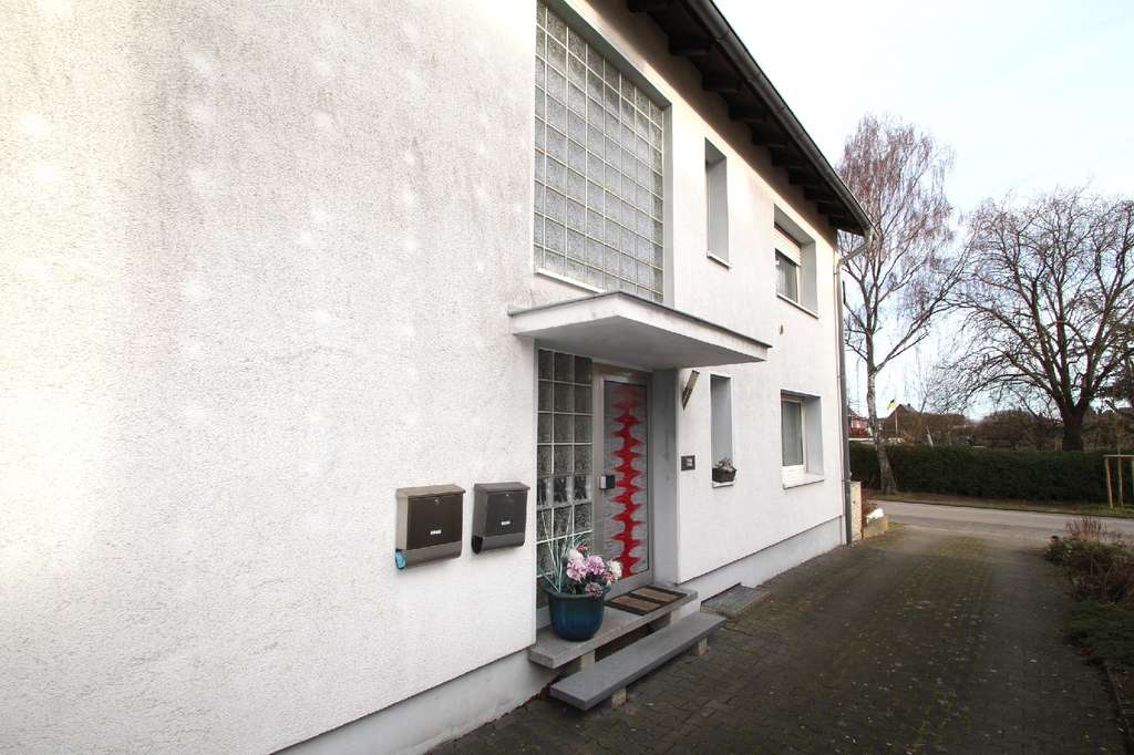 Immobilie in Holzwickede - Gepflegtes Zweifamilienhaus mit zwei Garagen in begehrter Feldrandlage von Holzwickede
 - Bild 2