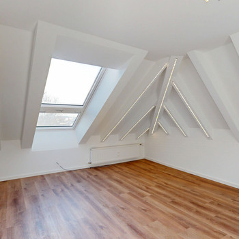 Erstbezug nach hochwertiger Sanierung: Lichtdurchflutete Dachgeschosswohnung in Frankfurt Heddernhei