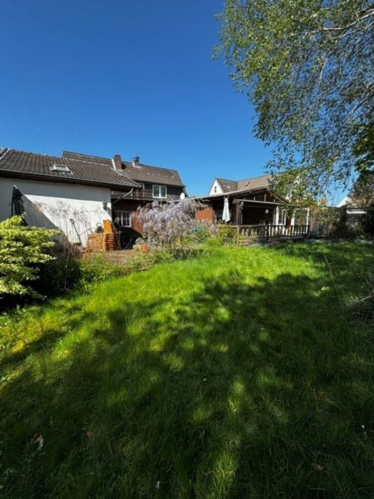 Immobilie in Lünen - Freistehendes Einfamilienhaus mit Einliegerwohnung mit Traumgrundstück in Seenähe - Bild 2