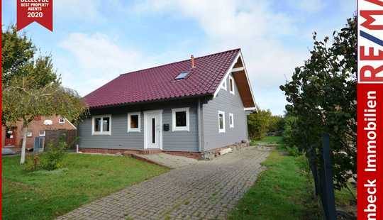 Bild von *  Holzhaus mit frischem Anstrich in Völlenerfehn  *