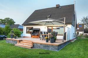 Freistehendes Einfamilienhaus mit Wohlfühlgarten