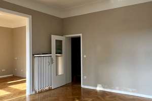 Stilvoller Altbau mit drei Balkonen und frontalem Blick auf den Spee’schen Graben – Poststr. 30, 40211 Carlstadt, Düsseldorf – Vorschaubild 5