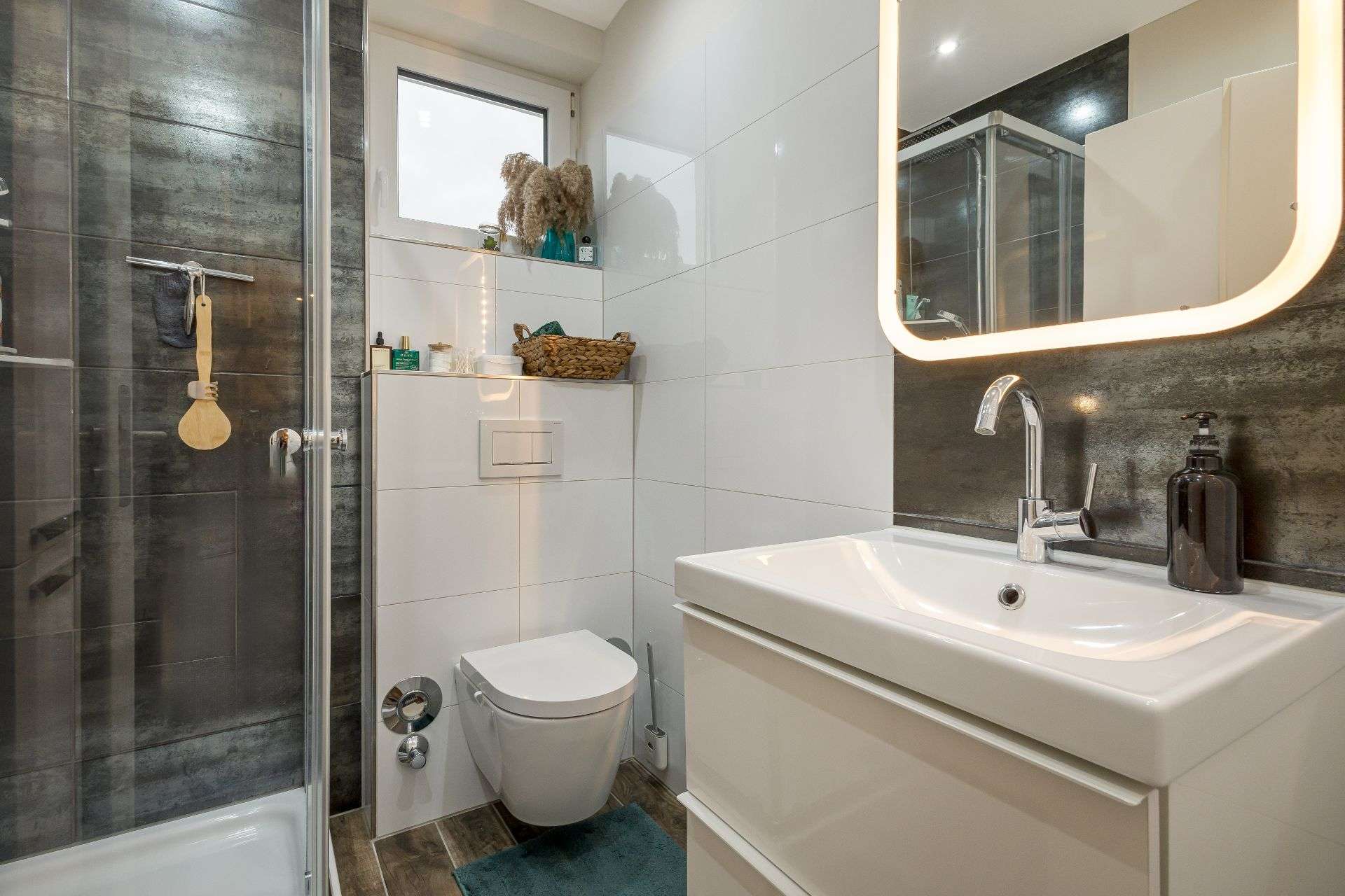 Immobilie in Schwalbach - Wohnen und Investieren: Saniertes Mehrfamilienhaus in attraktiver Feldrandlage in Schwalbach/Ts. - Bild 4