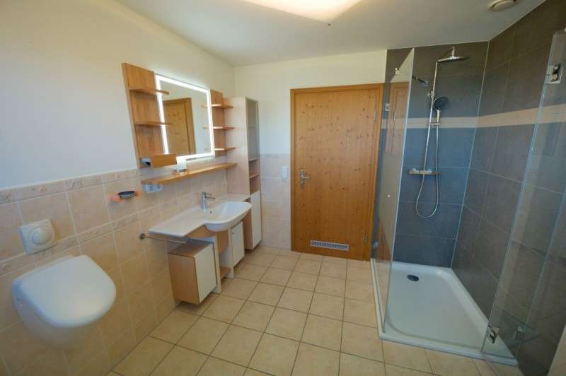 Immobilie in Reichling - UNIKAT mit traumhaftem WEITBLICK direkt am ORTSRAND!
Grosses WH / 3x ETW mit MODERNSTEM STANDARD... - Bild 1