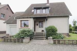 Ob Einfamilien- oder Zweifamilienhaus mit viel Platz und Raum in Lehrte-Immensen – Die vollständige Adresse der Immobilie erhältst du vom Anbieter., 31275 Lehrte – Vorschaubild 1