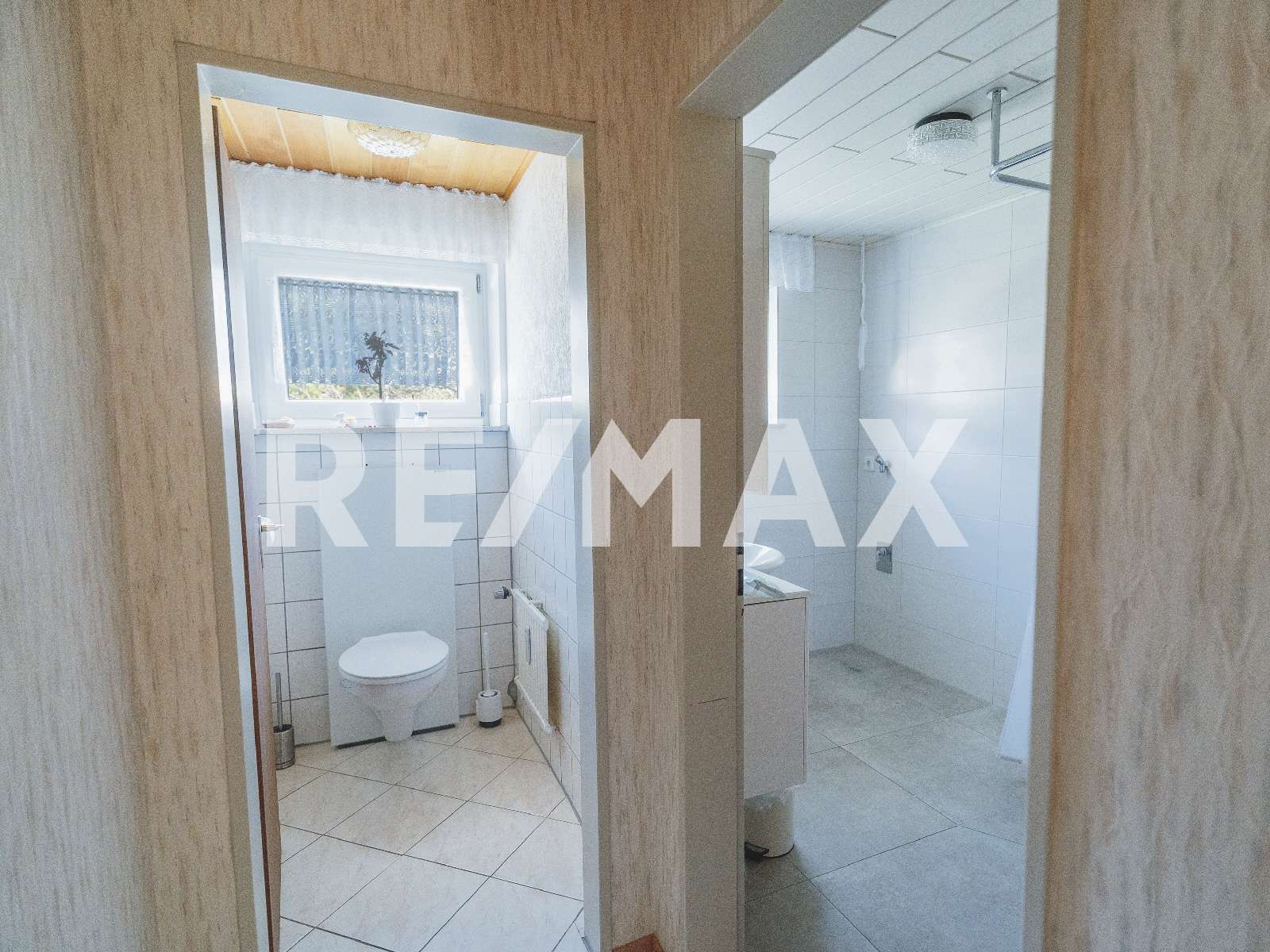 Immobilie in Rietheim-Weilheim - RE/MAX: Ruhig gelegenes Zweifamilienhaus* mit 3 Garagen!* 1 Einheit direkt bezugsfrei! - Bild 0