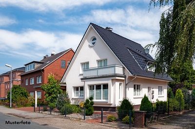 Einseitig angeb. 1- bis 2-Familienhaus mit Garagen und Schuppen