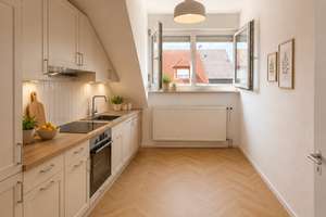 Erstbezug nach Sanierung: Möblierte 2,5-Zimmer-DG-Wohnung mit Einbauküche in Karlsruhe-Neureut – Die vollständige Adresse der Immobilie erhältst du vom Anbieter., 76149 Neureut, Karlsruhe – Vorschaubild 4