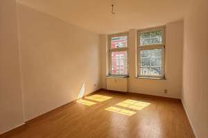 Großzügige 5-Zimmer Wohnung mit EBK & Balkon