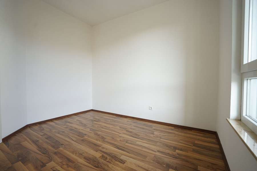 Schlafzimmer mit Holzboden.jpg